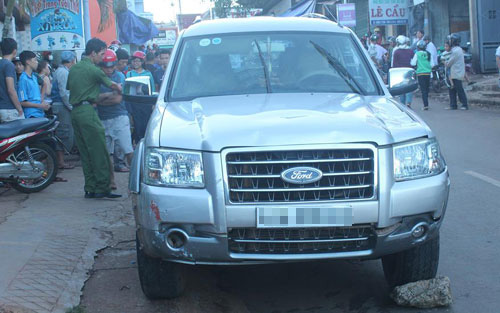 Không làm chủ tay lái, nữ tài xế đâm chết 2 người, làm bị thương 8 người khác